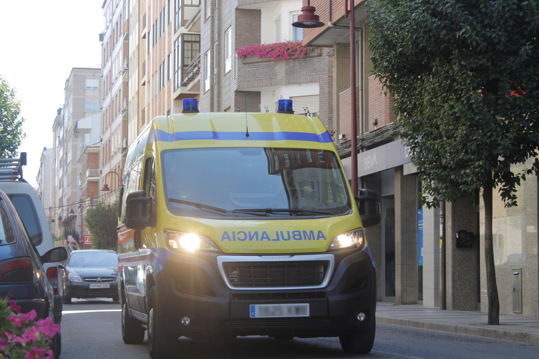 Una ambulancia circula por el centro de O Barco. (Isaac Cruz)