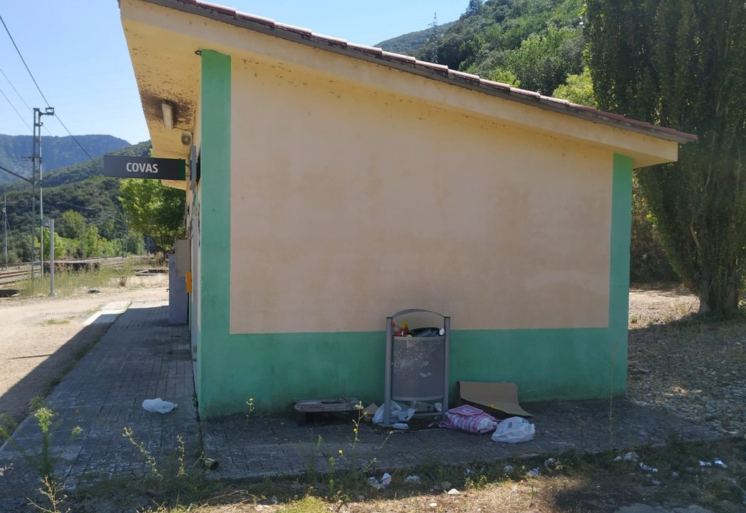 Apeadero de Covas con una papelera a rebosar de desperdicios. (José Cruz)