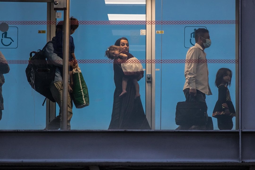Refugiados afganos llegan a Francia. CHRISTOPHE PETIT TESSON
