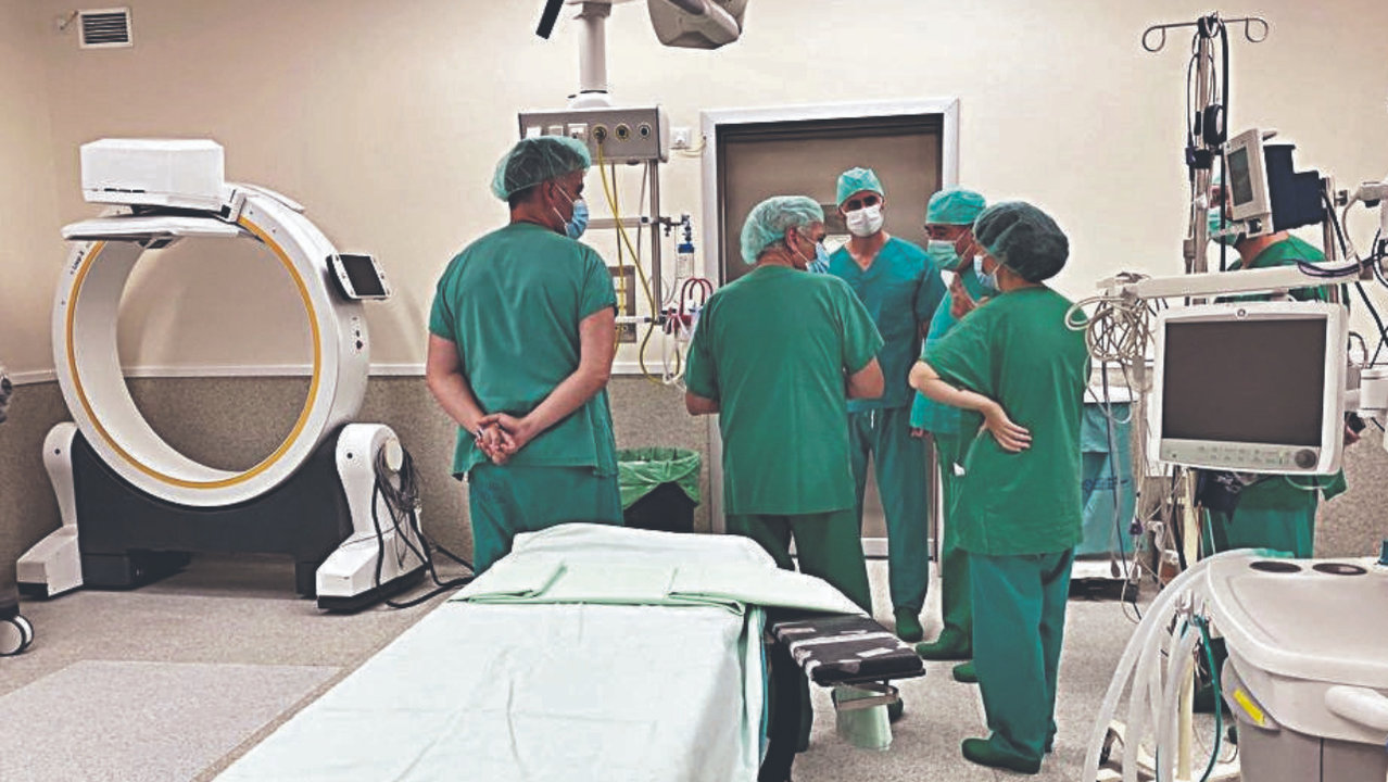 Un equipo de médicos supervisa los nuevos equipos recibidos por el Sergas. CEDIDA