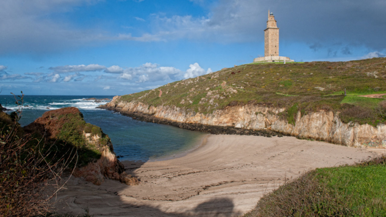 Vista general de la playa de As Lapas, en A Coruña, dónde ha aparecido el cadáver