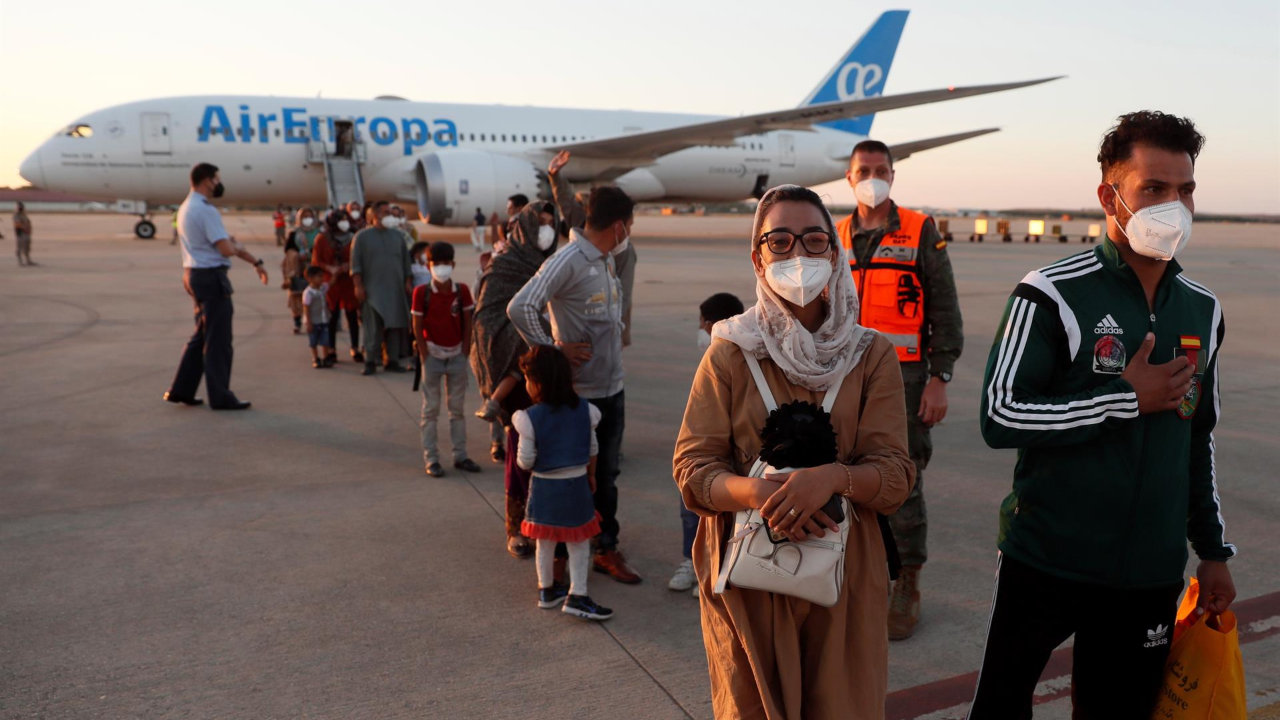 Llegada de los refugiados afganos a la base aérea de Torrejón de Ardoz en Madrid.