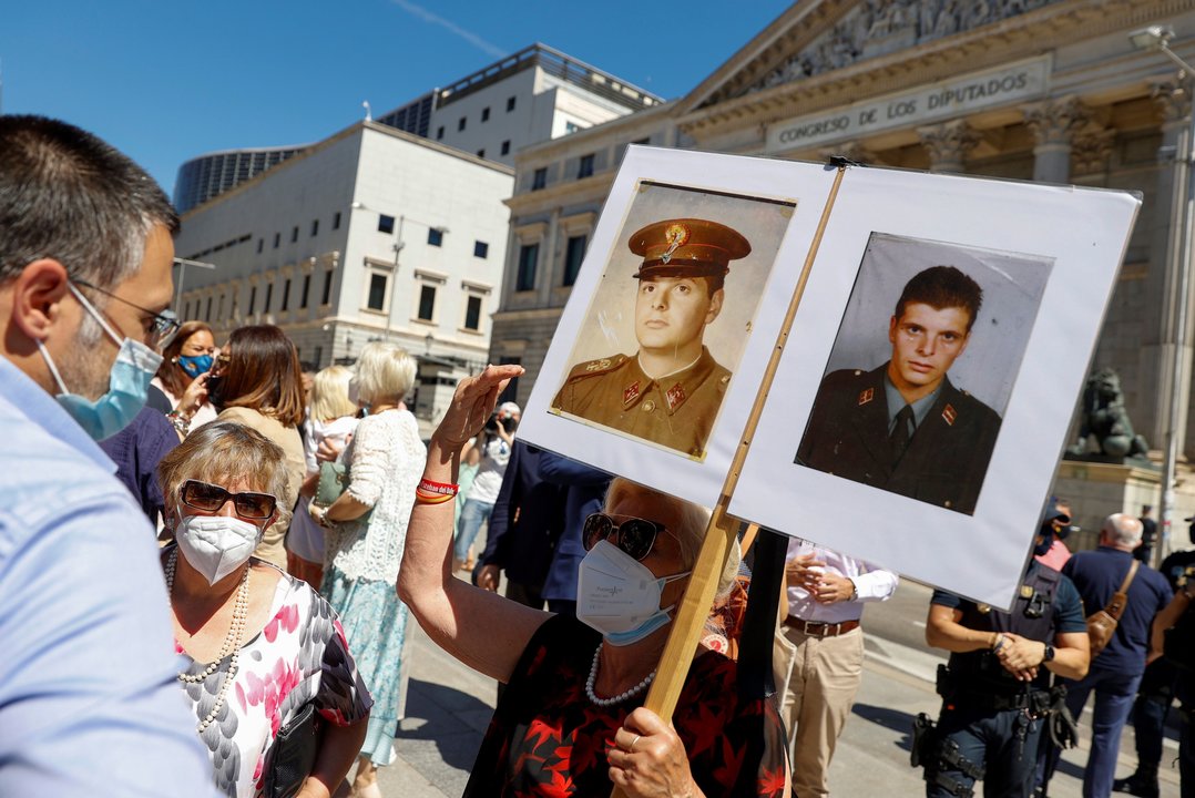  Fotos de víctimas de ETA durante una concentración frente al Congreso de los Diputados. 