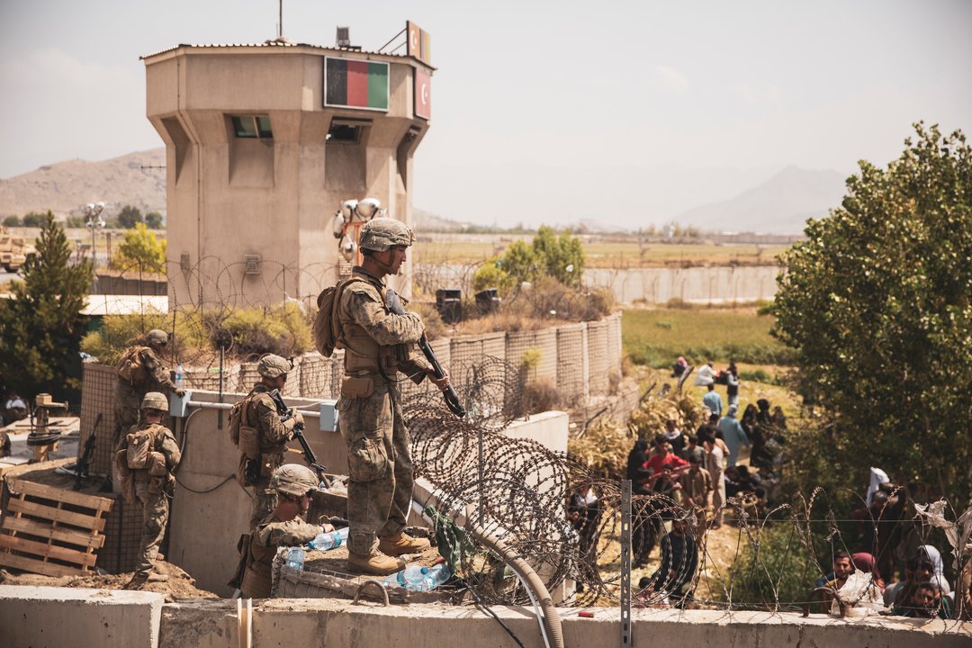  Soldados estadounidenses controlan el interior del perímetro del aeropuerto de Kabul. 