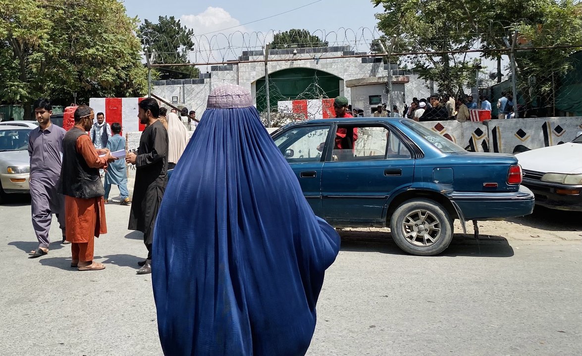  Una mujer totalmente cubierta con un burka, una imagen habitual con el régimen de los talibanes. 