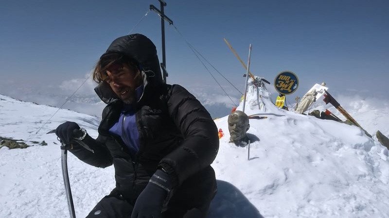 El escalador ourenano Tino Taín, en lo más alto del Pico Lenin, situado al sur de Kirguistán.
