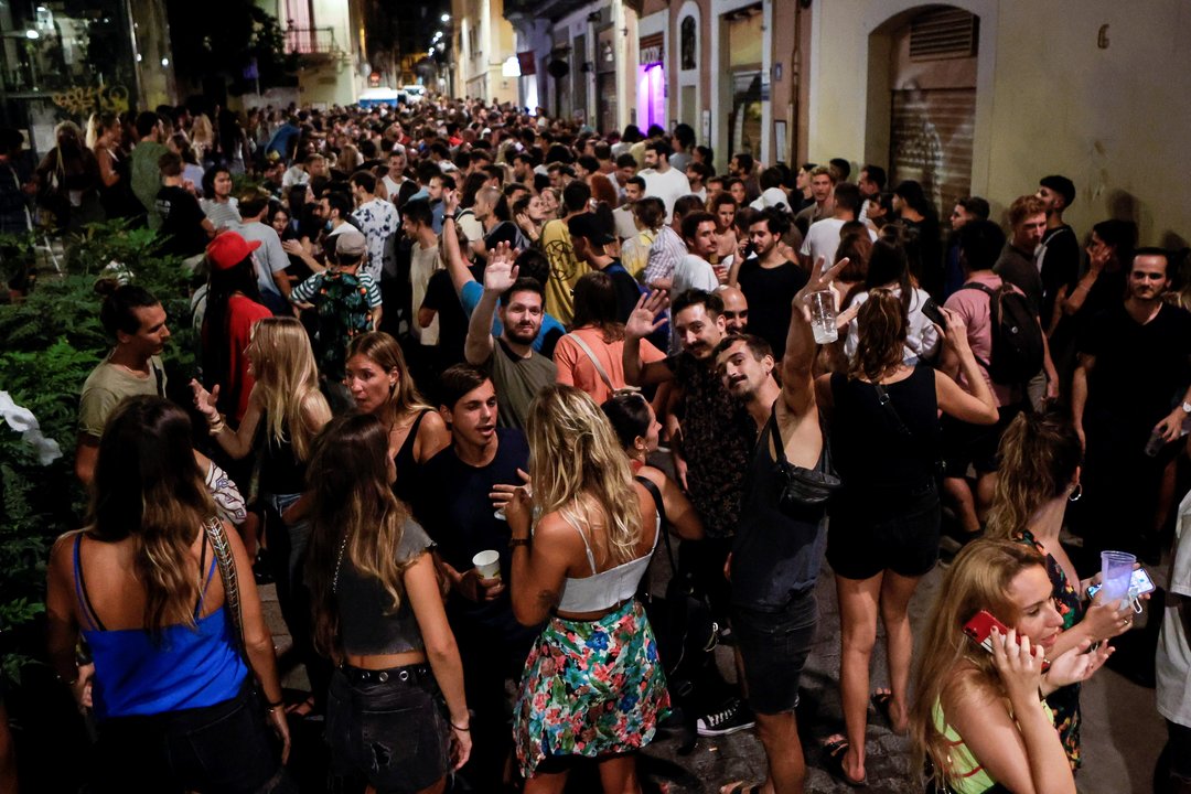  Cientos de personas se agolpaban este fin de semana en los botellones en Barcelona. 