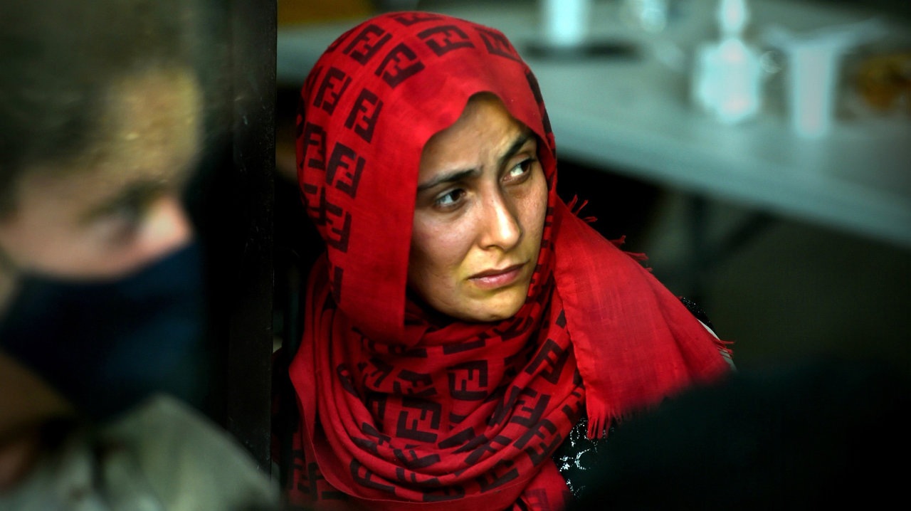  Una mujer del grupo de refugiados afganos que llegaron ayer a Torrejón de Ardoz. 