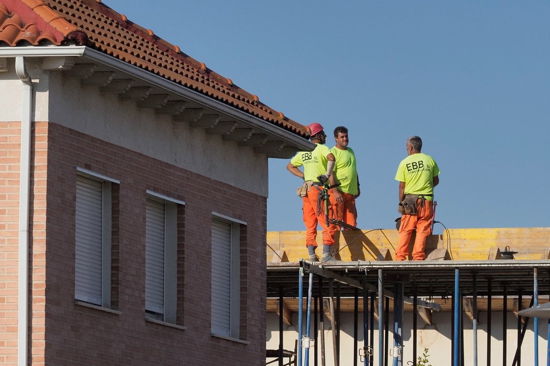  Un grupo de trabajadores durante su jornada laboral en un edificio en construcción. 