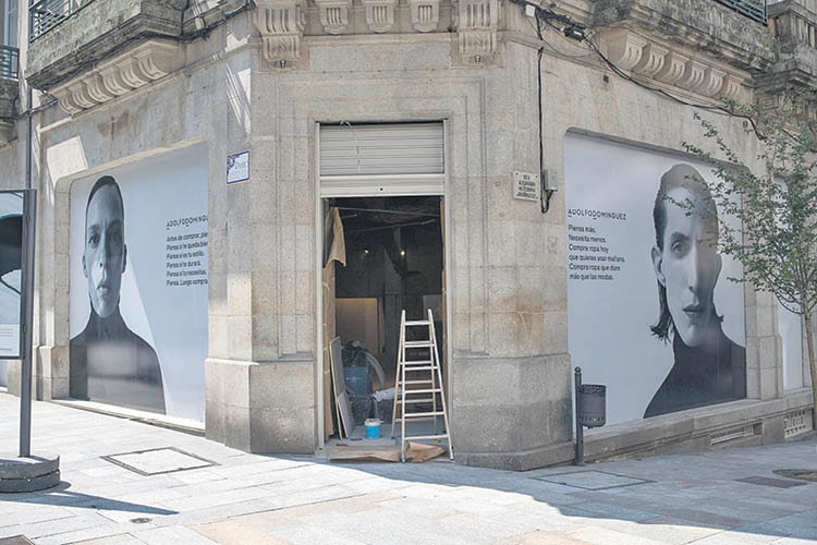 Aspecto exterior de la nueva tienda de Adolfo Domínguez, ayer, ultimando los detalles (ÓSCAR PINAL).