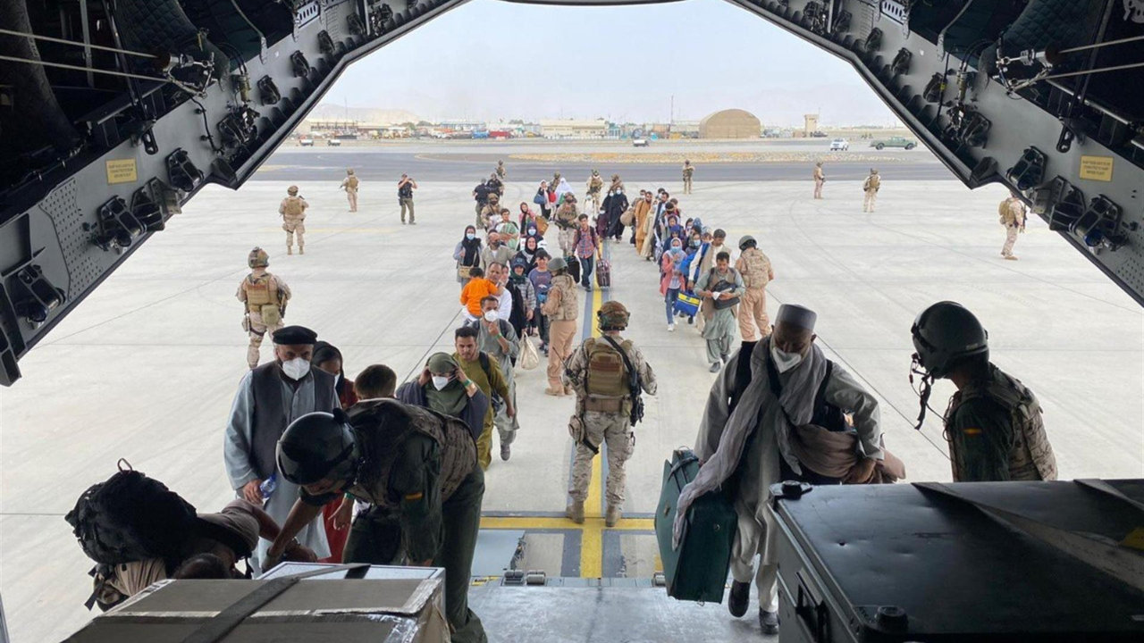 Un primer grupo de españoles y colaboradores afganos embarcan en el primer avión A400 de las Fuerzas Armadas de España