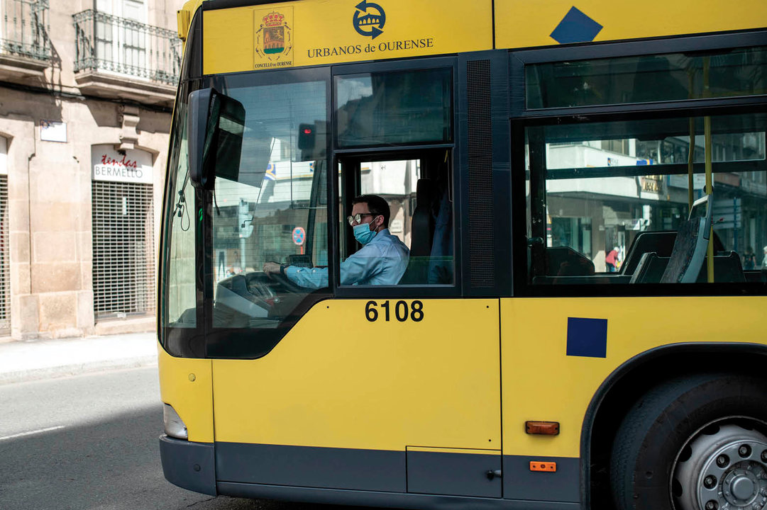 Un autobús urbano, por las calles de la ciudad (ÓSCAR PINAL).