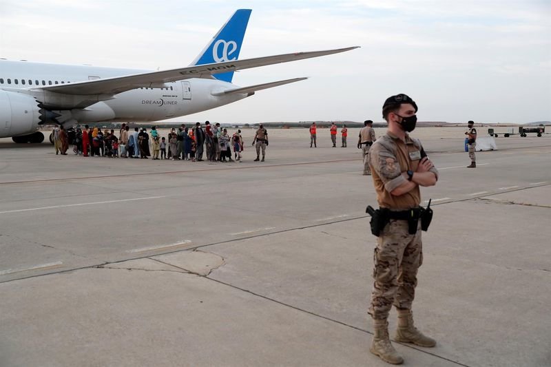 Llegada de un avión a la base aérea de Torrejón de Ardoz. (EFE)