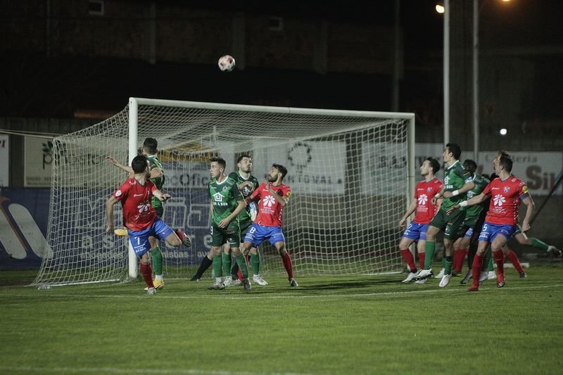 Partido entre Arenteiro y Barco disputado en el campo de Calabagueiros (MIGUEL ÁNGEL)