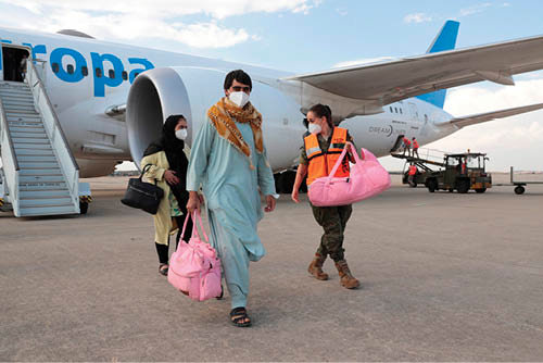 Una pareja de afganos, a su llegada a la base aérea de Torrejón de Ardoz.(EFE/MINISTERIO DE DEFENSA/IÑAKI GÓMEZ)