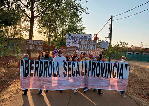 Caminata reivindicativa en Palacios del Pan (Zamora) contra el vaciado de embalses, ayer.
