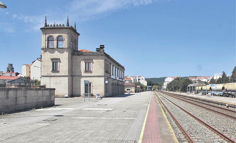 La elegante estación de O Carballiño languidece por falta de trenes.
