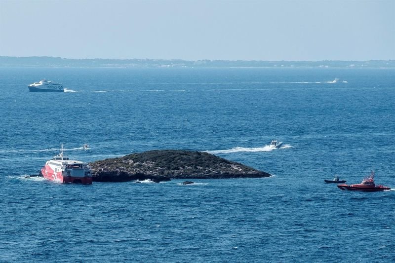 ista del islote contra el que chocó ayer sábado el ferry de la naviera alemana FR