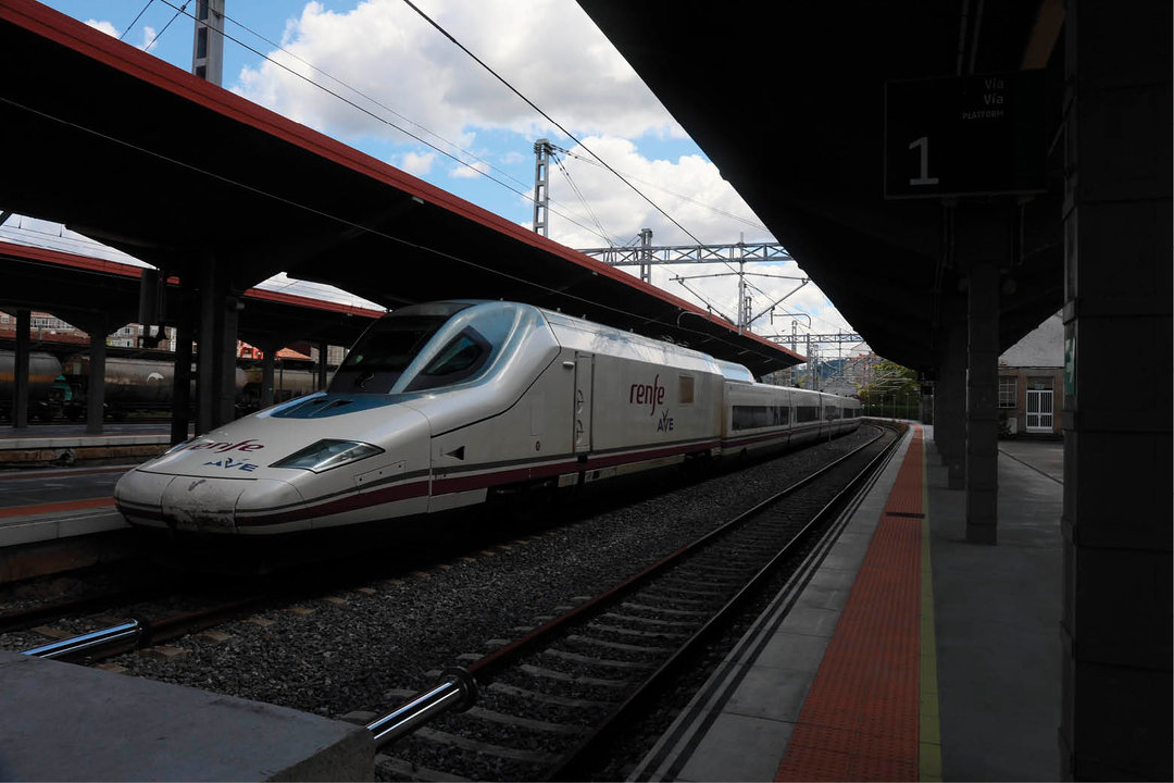 Un tren AVE visitó por primera vez la estación de Ourense para las pruebas de la línea.
