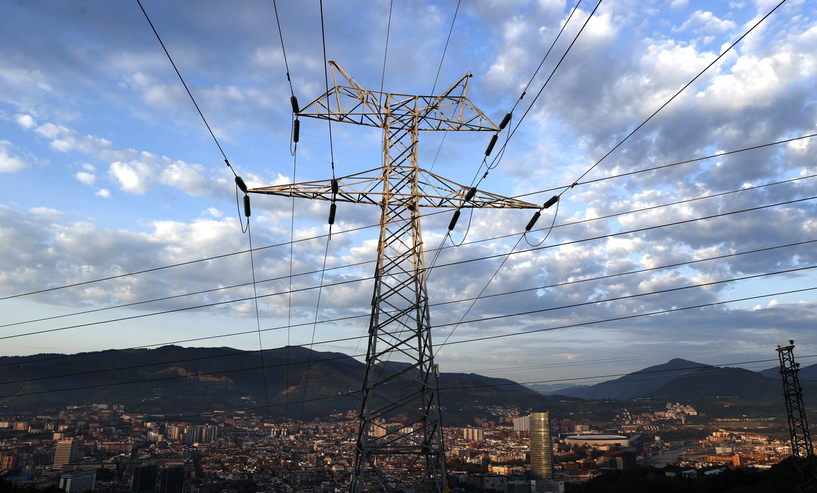  Una torre de transporte de energía perteneciente a red eléctrica, con Bilbao al fondo. 