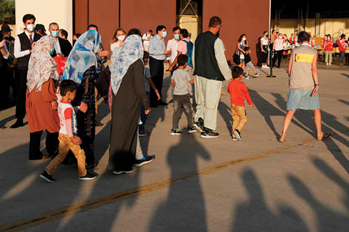 Un grupo de afganos, recién llegados a la base de Torrejón de Ardoz (Madrid).
