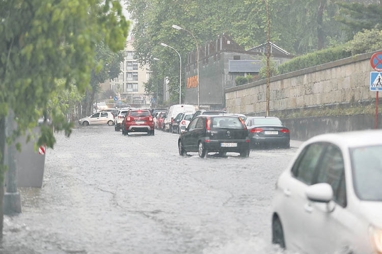 Lluvias torrenciales complican la circulación en Ourense.