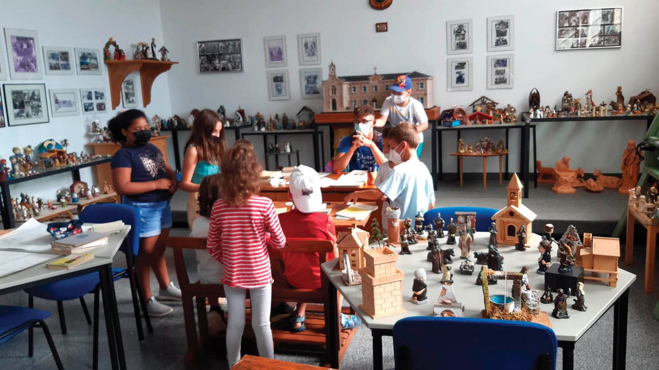 Los niños vieron la colección de belenes de Berardo Araujo.