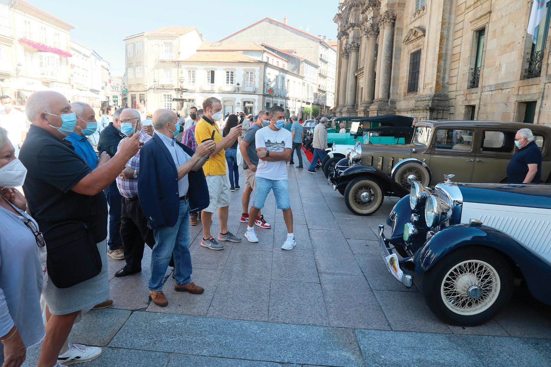 Numerosas personas se acercaron hasta la Praza Maior para ver y fotografiar a los clásicos.