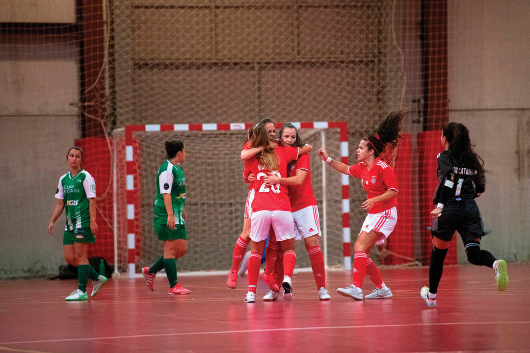 Las jugadoras del Benfica celebran el único tanto del encuentro.