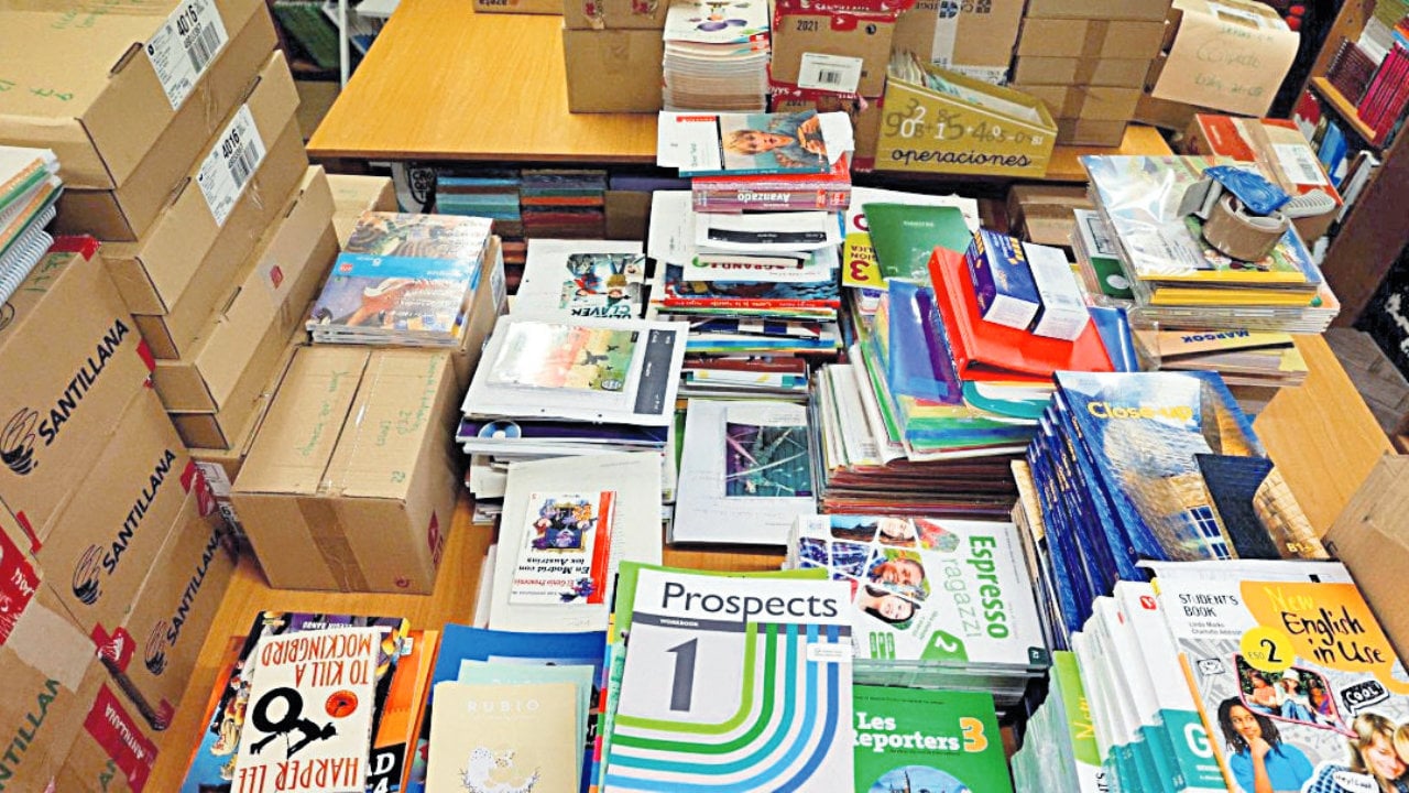 Decenas de libros de texto permanecen agrupados en cajas para su posterior venta.