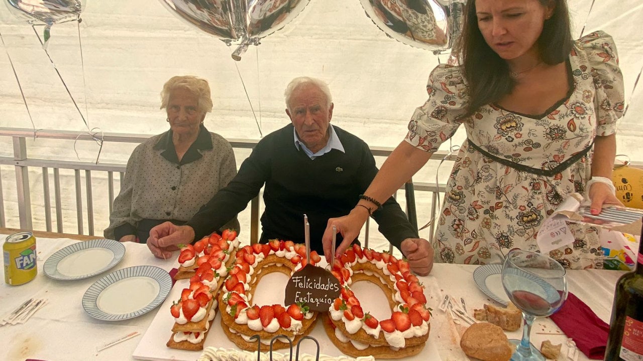 Eustaquio Pérez sopla las velas de su 100 cumpleaños.