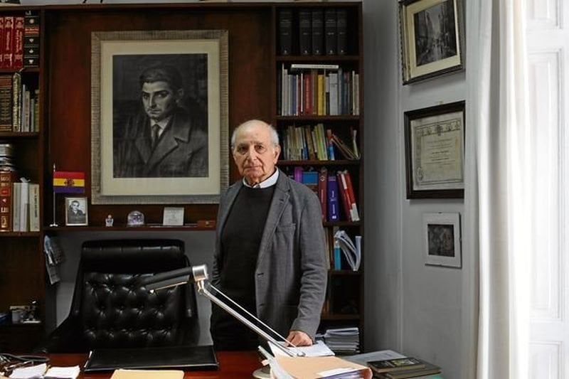 Alfonso Pazos Bande, en su despacho de la calle Paseo. (FOTO: JOSÉ PAZ)