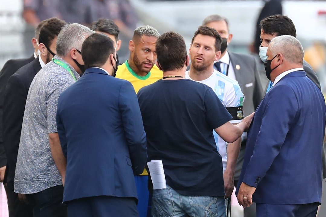 Neymar y Lionel Messi hablan con funcionarios de salud brasileños.  EFE/Sebastiao Moreira