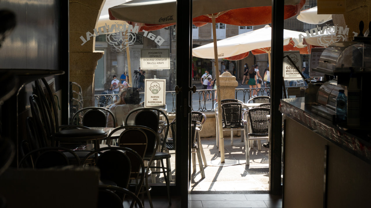 Vista de la terraza de un bar de Ourense desde el interior, vacío, del establecimiento. MIGUEL GARCÍA