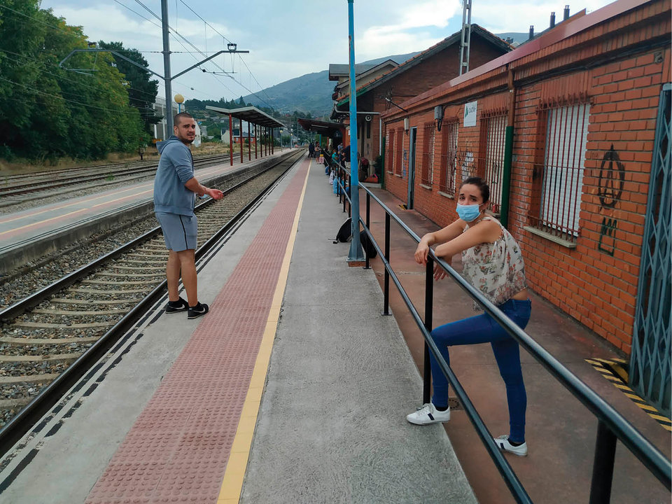 Viajeros del Alvia, soportando la larga espera en la estación de O Barco.