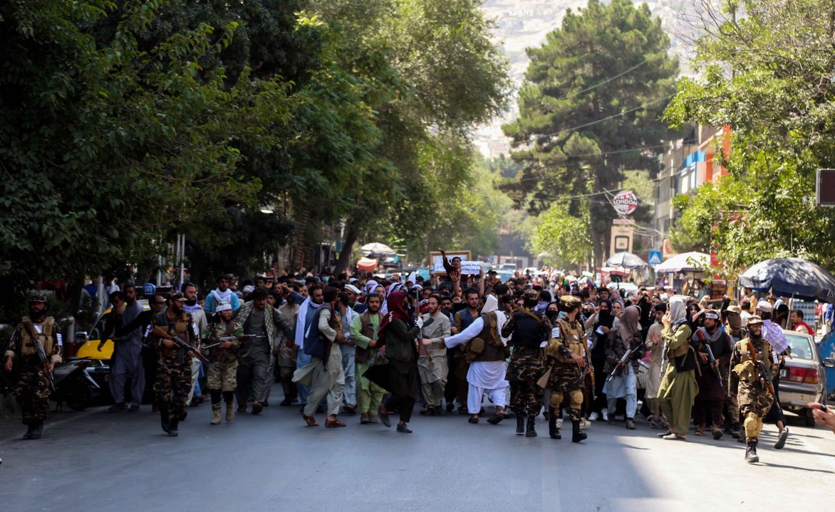  Los talibanes tratan de controlar una protesta en Kabul. 