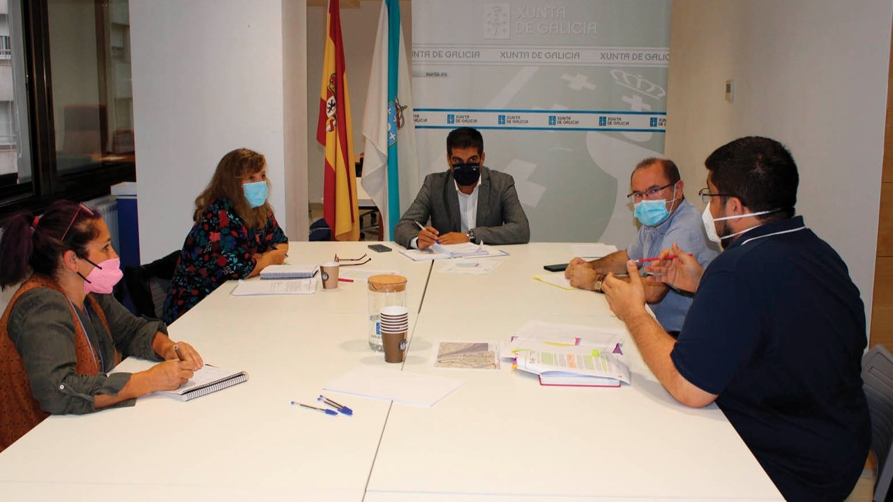 Gabriel Alén, reunido ayer con las asociaciones de As Termas y Santa Ana do Pino.