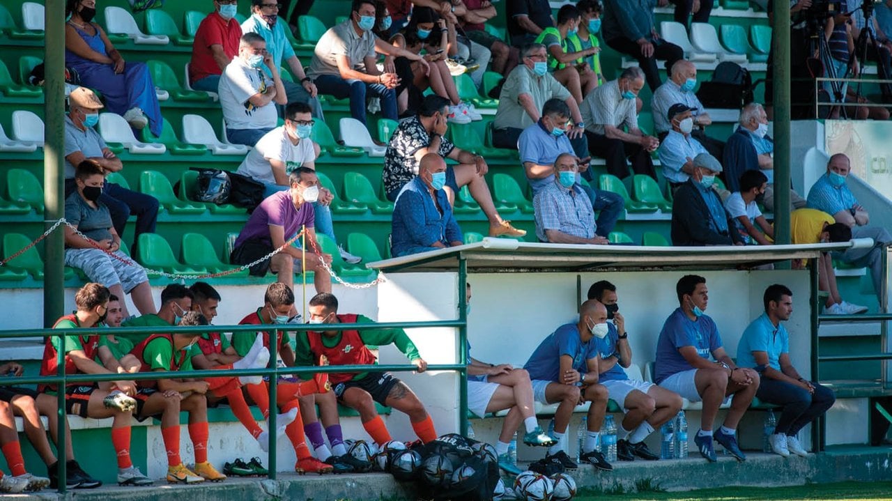 Espiñedo durante el partido entre Arenteiro y Racing Ferrol (ÓSCAR PINAL).