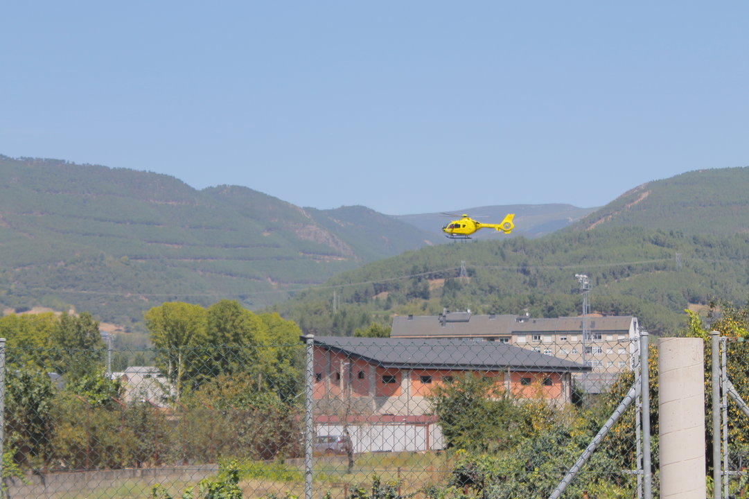 El helicóptero del 061, que este verano se usó para los traslados más urgentes. (Isaac Cruz)