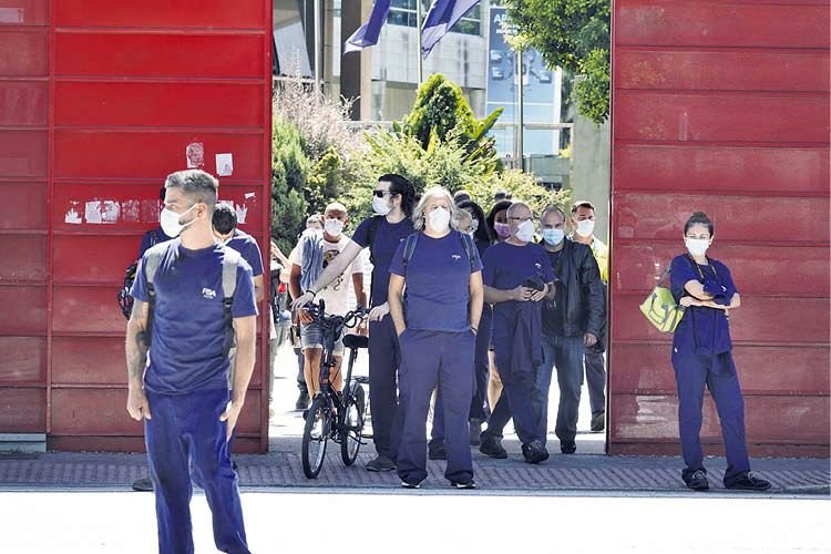  Trabajadores de Stellantis Vigo abandonando las instalaciones de la factoría en el polígono de Balaídos. 