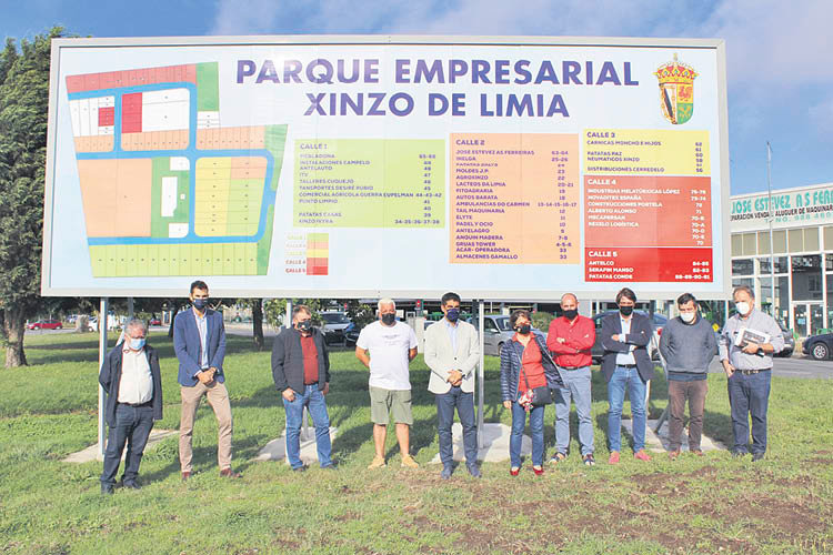 Gabriel Alén y Elvira Lama, rodeados de empresarios ante el cartel del área industrial de Xinzo.