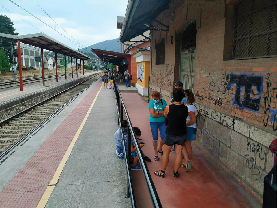 Viajeros en la estación de ferrocarril de O Barco de Valdeorras.