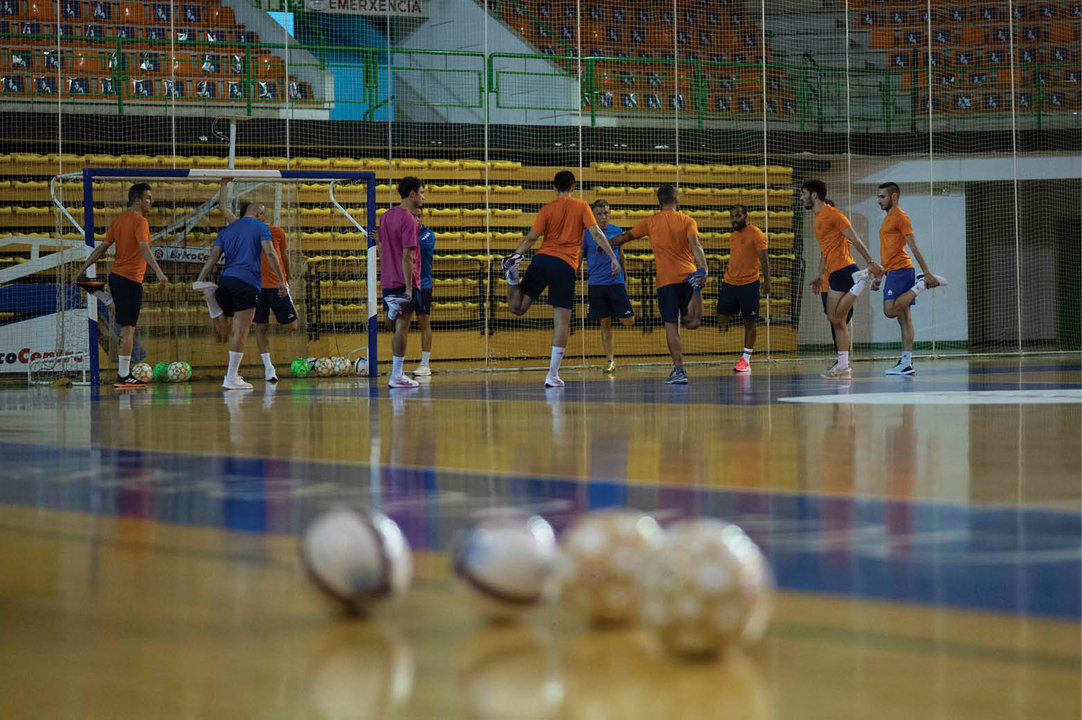 Los jugadores del Sala Ourense estiran durante un ejercicio enla sesión de entrenamiento de ayer en el Pazo.