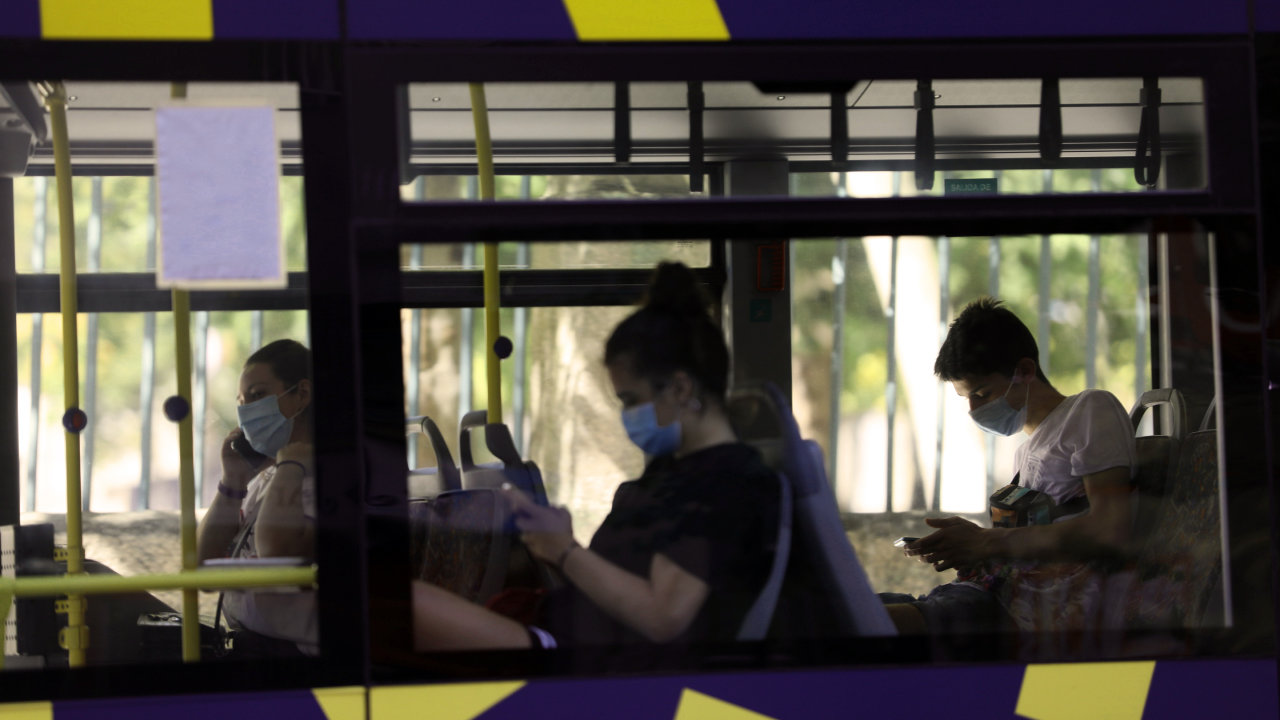 Pasajeros del transporte público en Ourense con mascarilla en el autobús. JOSÉ PAZ