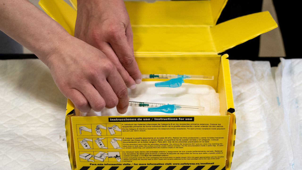 Sanitiarios de Ourense preparan las dosis de la vacuna del coronavirus. ÓSCAR PINAL