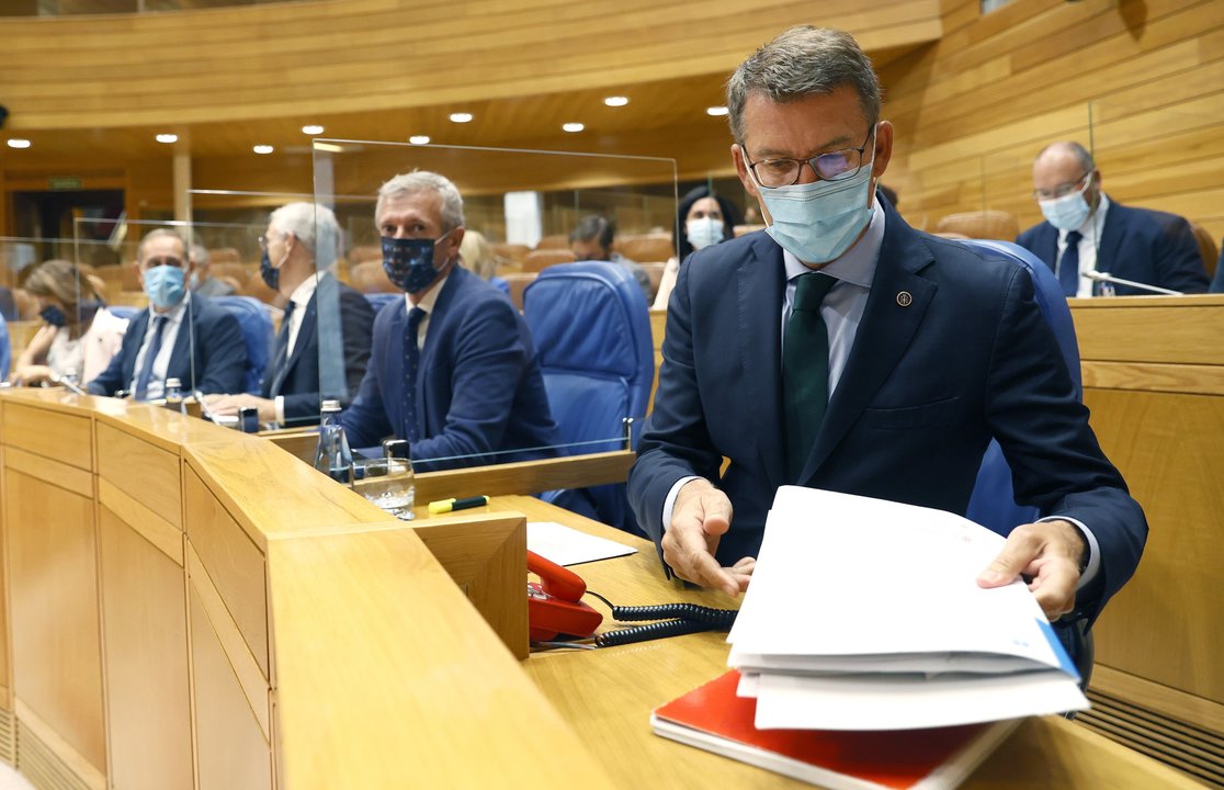  Núñez Feijóo prepara unos papeles durante la sesión plenaria en el Parlamento autonómico. 
