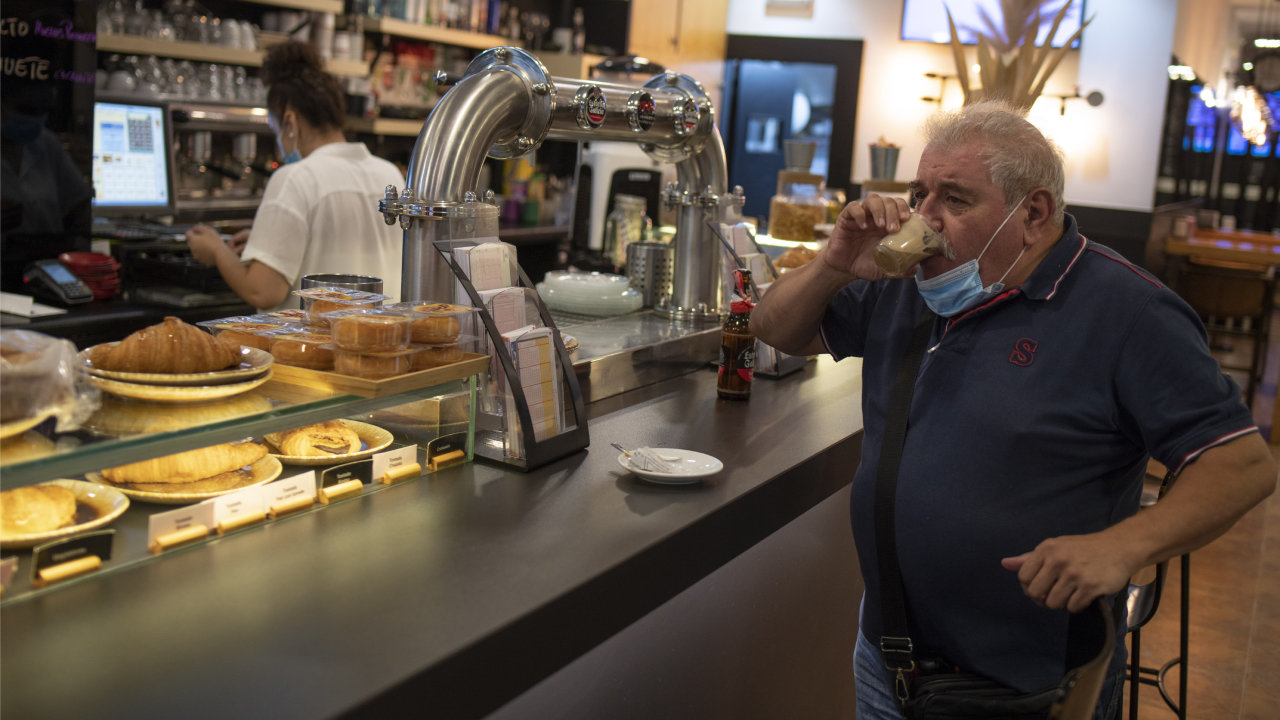 Un cliente toma un café en el Bar Niza. XESÚS FARIÑAS