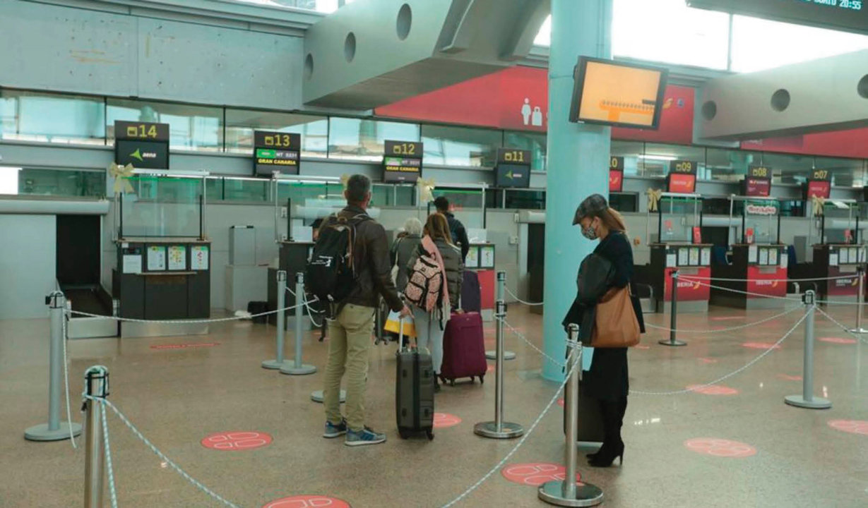 Un grupo de viajeros hace cola para facturar en el aeropuerto de Vigo.