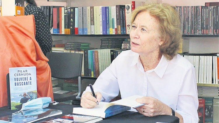 Pilar Cernuda firmando ejemplares de una de sus obras.