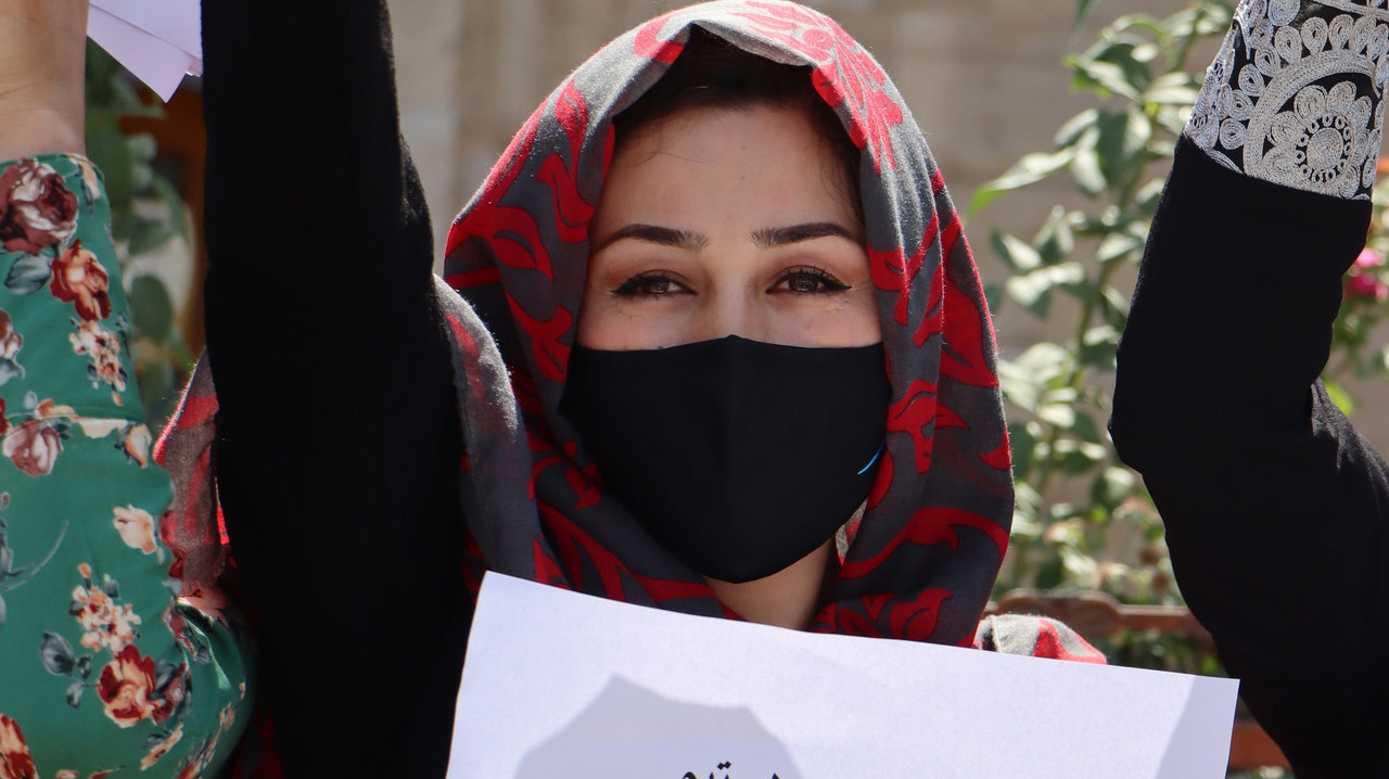  Una mujer porta una pancarta en una protesta en Kabul. 